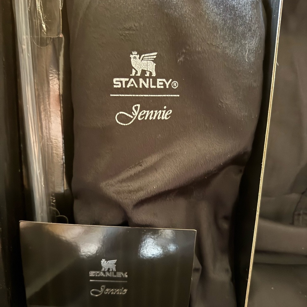 New Stanley 40oz Black Special Edition Jennie Ruby Box Dust Bag Very Nice - Picture 8 of 10
